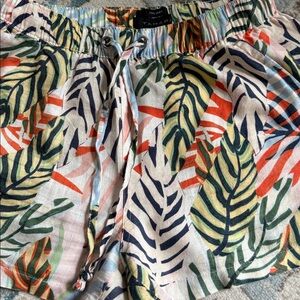 Tahari Women 100% Linen Shorts Size S Effortless Tropical Flowy Resortwear‎